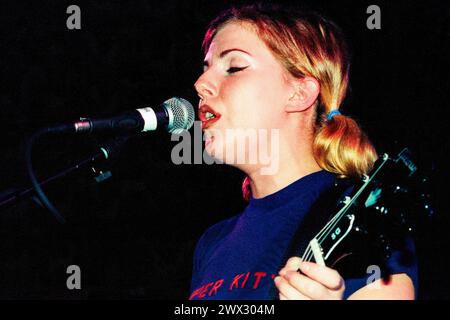 TANYA DONELLY, BELLY, 1995: Tanya Donelly of Belly suona dal vivo alla Bristol University Anson Room il 24 febbraio 1995. Fotografia: Rob Watkins. INFO: Belly, una band alternative rock originaria di Newport, Rhode Island, emerse negli anni '90 con il loro suono melodico e i testi introspettivi. Successi come "Feed the Tree" hanno mostrato la loro accattivante miscela di folk e alternative rock, guadagnando loro un seguito devoto. Foto Stock