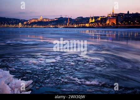 Il lato Buda dal Danubio in inverno Foto Stock