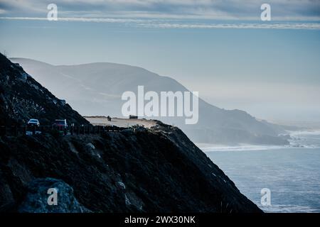 I veicoli navigano sulla Route 1, la Pacific Coast Highway, a Big Sur, California. Foto Stock