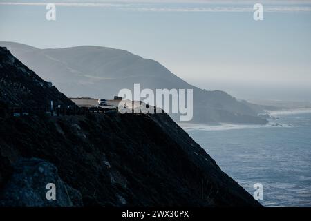 I veicoli navigano sulla Route 1, la Pacific Coast Highway, a Big Sur, California. Foto Stock