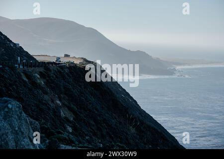 I veicoli navigano sulla Route 1, la Pacific Coast Highway, a Big Sur, California. Foto Stock