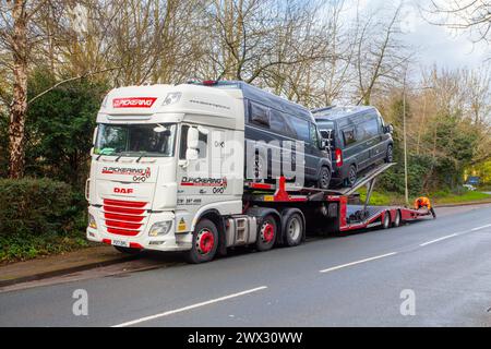 Nuovi camper Fiat Ducato, grandi furgoni su D Pickering Ltd, servizio di trasporto DAF XF Carrier a Preston, Regno Unito Foto Stock