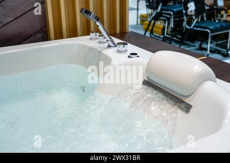 Piscina vuota con getto a cascata e acqua in azione. Foto Stock