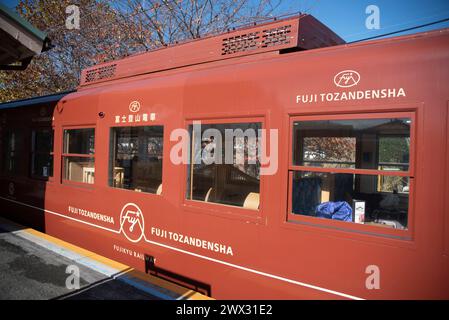 Linea Fujikyuko treno alla stazione, Kawaguchiko, Giappone. Foto Stock