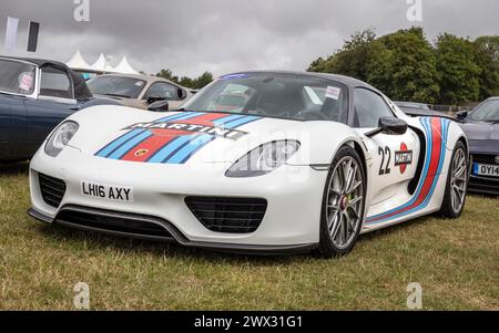 2016 Porsche 918 Spyder in livrea Martini al Goodwood Festival of Speed 2023, Sussex, Regno Unito. Foto Stock