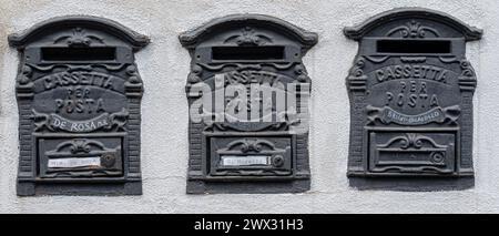 3 cassette postali di case private a Napoli-Italia.03-03-2024 Foto Stock