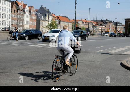 Copenaghen/Danimarca 17..maggio 2018  .Danimarca costruisce nuove piste ciclabili quasi tutte le strade mantengono le auto e gli altri traffici fuori dal cuore della capitale danese, i danesi usano le biciclette per lavorare e dal lavoro e come sport, oltre a metodi di trasporto facili e di facile utilizzo. Foto.Francis Joseph Dean / Deanpictures. Foto Stock