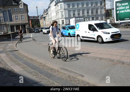 Copenaghen/Danimarca 17..maggio 2018  .Danimarca costruisce nuove piste ciclabili quasi tutte le strade mantengono le auto e gli altri traffici fuori dal cuore della capitale danese, i danesi usano le biciclette per lavorare e dal lavoro e come sport, oltre a metodi di trasporto facili e di facile utilizzo. Foto.Francis Joseph Dean / Deanpictures. Foto Stock