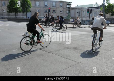 Copenaghen/Danimarca 17..maggio 2018  .Danimarca costruisce nuove piste ciclabili quasi tutte le strade mantengono le auto e gli altri traffici fuori dal cuore della capitale danese, i danesi usano le biciclette per lavorare e dal lavoro e come sport, oltre a metodi di trasporto facili e di facile utilizzo. Foto.Francis Joseph Dean / Deanpictures. Foto Stock