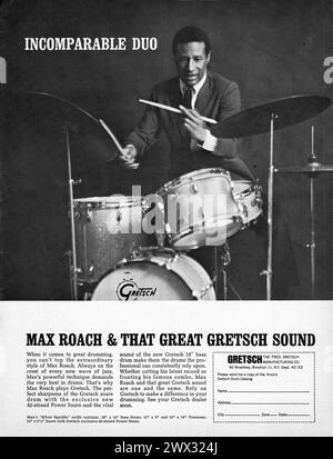 Un annuncio di una rivista dei primi anni del 1960s con il leggendario batterista jazz Max Roach che sostiene la batteria di Gretsch. Foto Stock