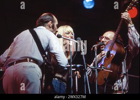 Peter, Paul e Mary si esibiscono in concerto a Central Park a New York nel 1978. Foto Stock