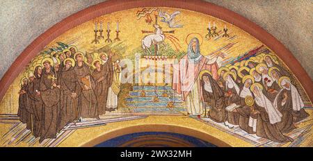 MILANO, ITALIA - 4 MARZO 2024: Il mosaico dell'Agnello di Dio con la Vergine Maria e i santi nella chiesa di Santa Rita da Cascia Foto Stock