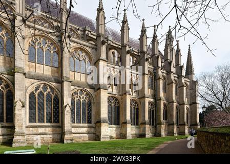 Esterno della storica cattedrale di Ely in una soleggiata giornata primaverile Cambridgeshire Inghilterra Gran Bretagna Regno Unito Foto Stock