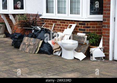 Rifiuti domestici accumulati fuori da una casa privata a Shepperton, Surrey, Inghilterra, Regno Unito Foto Stock