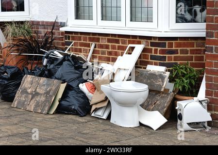 Rifiuti domestici accumulati fuori da una casa privata a Shepperton, Surrey, Inghilterra, Regno Unito Foto Stock