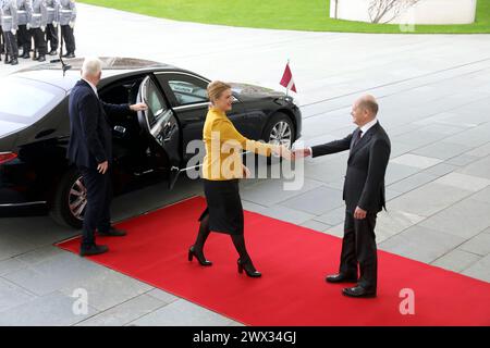 Berlino, Germania, 27 marzo 2024. Il Cancelliere tedesco, Olaf Scholz, riceve il primo ministro della Repubblica di Lettonia, Evika Silina, con onori militari nella Cancelleria di Berlino. In seguito entrambi tengono una conferenza stampa. Crediti: Juergen Nowak/Alamy Live News Foto Stock