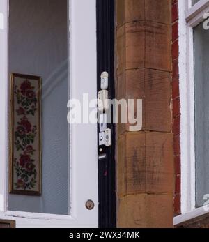 Un gruppo di campanelli spinge sugli appartamenti di Scarborough Foto Stock