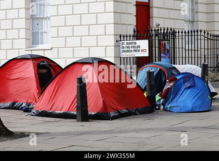 Inghilterra, Londra, Westminster, St Martins in the Field, senzatetto che campeggiano sul marciapiede. Foto Stock