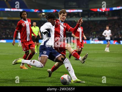 26 marzo 2024; Toughsheet Community Stadium, Bolton, Greater Manchester, Inghilterra; UEFA U21 Euro Qualifier, Inghilterra U21 contro Lussemburgo U21; Noni Madueke d'Inghilterra affronta Fabio Lohei del Lussemburgo Foto Stock