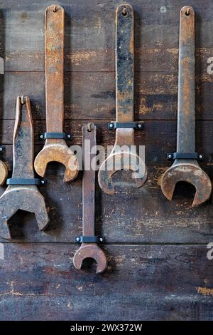 Esposizione di vecchie chiavi su sfondo di legno. Foto Stock