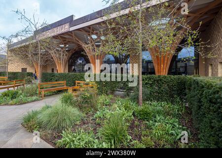 giardino all'ingresso della moschea centrale di Cambridge, Cambridge, Inghilterra, Regno Unito Foto Stock