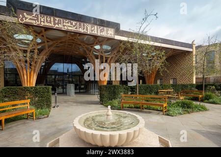 giardino all'ingresso della moschea centrale di Cambridge, Cambridge, Inghilterra, Regno Unito Foto Stock