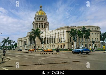 Campidoglio e auto retrò a l'Avana, la capitale di Cuba Foto Stock