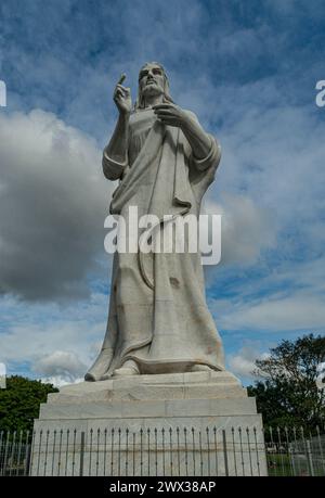 Il Cristo dell'Avana. Una grande statua di Gesù Cristo a l'Avana, Cuba, situata su una collina che domina la baia dell'Avana Foto Stock