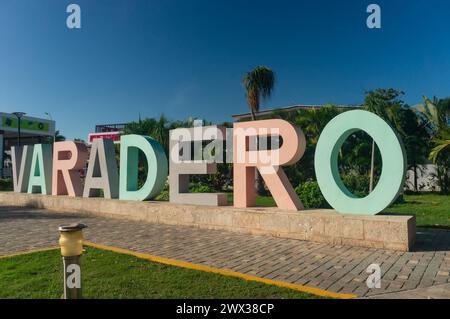 Il simbolo di Varadero, un'iscrizione fatta di grandi lettere multicolori nell'area turistica di Cuba. Foto Stock