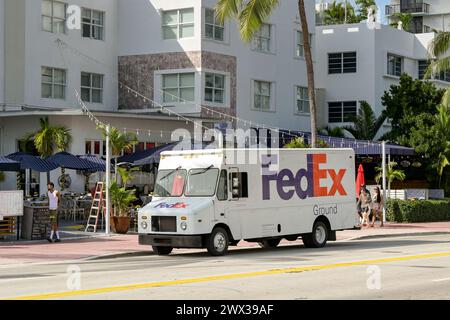 Miami Beach, Miami, Florida, Stati Uniti - 1° dicembre 2023: Il camion per le consegne gestito da FedEx si è fermato in una strada nella zona di Miami Beach Foto Stock