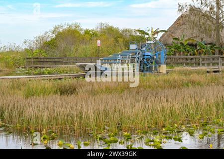 Everglades National Park, Florida, USA - 4 dicembre 2023: Idroscivolante accanto a un molo nel parco nazionale dello stato Foto Stock
