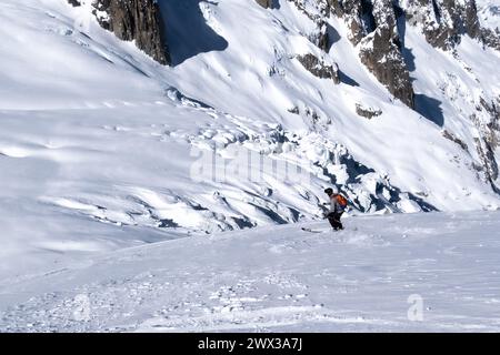 Chamonix, Francia - 28 gennaio 2024: Una sciatrice fuori pista che scende verso il Glacier de Geant a Vallee Blanche a Chamonix in Francia Foto Stock