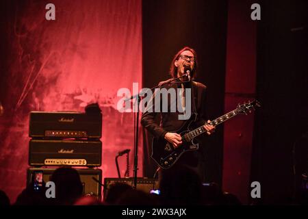 Parigi, Francia. 26 marzo 2024. Mr. Big, Paul Gilbert si esibisce al Bataclan di Parigi, Francia, il 26 marzo 2024. Foto di Christophe Meng/ABACAPRESS.COM credito: Abaca Press/Alamy Live News Foto Stock