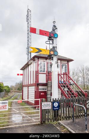 Segnale di semaforo in un sito non operativo adiacente alla stazione ferroviaria Settle, North Yorkshire, Yorkshire Dales. Foto Stock