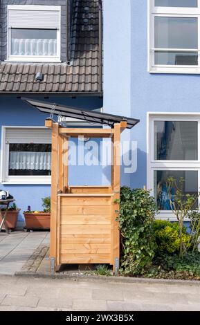 Casa indipendente con vari moduli solari, oltre ai pannelli solari sul tetto della casa, i moduli solari plug-in sono montati su un contenitore per la raccolta della polvere AS Foto Stock