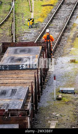 Treno merci con lastre d'acciaio presso il cantiere di smistamento Mülheim-Styrum, sulla linea ferroviaria tra Mülheim an der Ruhr e Duisburg, trafficata ferrovia li Foto Stock