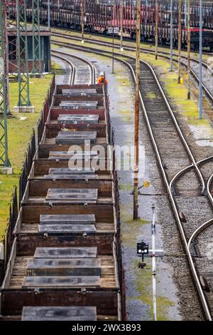 Treno merci con lastre d'acciaio presso il cantiere di smistamento Mülheim-Styrum, sulla linea ferroviaria tra Mülheim an der Ruhr, e Duisburg, ferrovia trafficata l Foto Stock