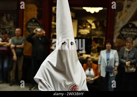 Madrid, Spagna. 24 marzo 2024. Un penitente partecipa alla processione de la Borriquita la domenica delle Palme. (Foto di Pol Cartie/SOPA Images/Sipa USA) credito: SIPA USA/Alamy Live News Foto Stock