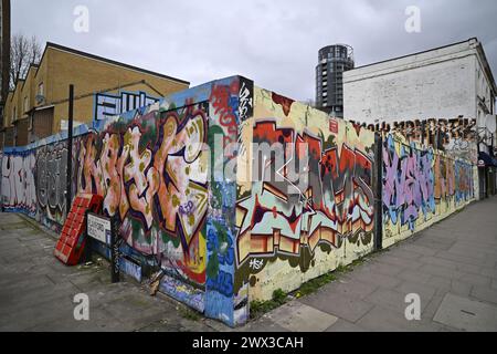 Un sito di sviluppo coperto di graffiti a Finsbury Park London N4 Foto Stock