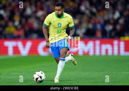 Rodrygo va di Brazilduring la partita amichevole tra le squadre nazionali di Spagna e Brasile giocata allo stadio Santiago Bernabeu il 26 marzo 2024 a Madrid in Spagna. (Foto di Cesar Cebolla / PRESSINPHOTO) Foto Stock