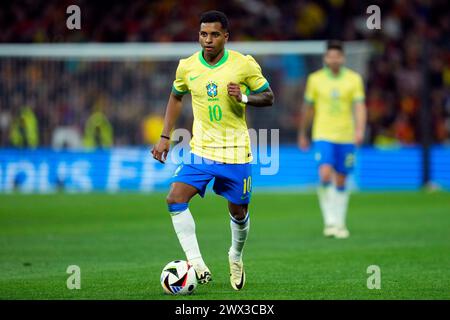 Madrid, Spagna. 26 marzo 2024. Rodrygo va di Brazilduring la partita amichevole tra le squadre nazionali di Spagna e Brasile giocata allo stadio Santiago Bernabeu il 26 marzo 2024 a Madrid in Spagna. (Foto di Cesar Cebolla/PRESSINPHOTO) credito: PRESSINPHOTO SPORTS AGENCY/Alamy Live News Foto Stock