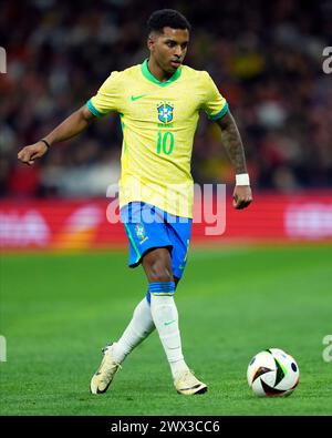 Madrid, Spagna. 26 marzo 2024. Rodrygo va di Brazilduring la partita amichevole tra le squadre nazionali di Spagna e Brasile giocata allo stadio Santiago Bernabeu il 26 marzo 2024 a Madrid in Spagna. (Foto di Cesar Cebolla/PRESSINPHOTO) credito: PRESSINPHOTO SPORTS AGENCY/Alamy Live News Foto Stock