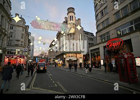 Una vista di Coventry Street nell'estremità occidentale di Londra, tra cui il Prince of Wales Theatre e le illuminazioni per festeggiare il Ramadan Foto Stock