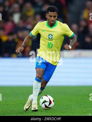 Madrid, Spagna. 26 marzo 2024. Rodrygo va di Brazilduring la partita amichevole tra le squadre nazionali di Spagna e Brasile giocata allo stadio Santiago Bernabeu il 26 marzo 2024 a Madrid in Spagna. (Foto di Cesar Cebolla/PRESSINPHOTO) credito: PRESSINPHOTO SPORTS AGENCY/Alamy Live News Foto Stock