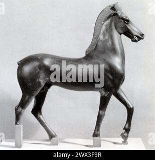 Una statuetta in bronzo di un cavallo dell'antica Grecia, risalente al 480-470 a.C. circa, quest'epoca, rientrante nel primo periodo classico o grave, fu un periodo di significativa transizione artistica e innovazione, che si spostò verso forme ed espressioni più naturalistiche nell'arte. Il cavallo, un soggetto frequente nell'arte greca, simboleggiava la ricchezza, lo status e il potere, riflettendo la sua importanza nella società greca sia nella guerra che nella pace. Foto Stock