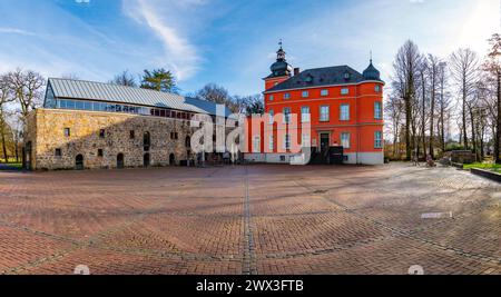 DATA RECORD NON DICHIARATA Herrenhaus Burg Wissem Troisdorf Burg Wissem a Troisdorf-Mitte. Die spätmittelalterliche Burg stammt aus der karolingischen Zeit. DAS hier abgebildete Herrenhaus wurde nach 1840 errichtet und in den 50er-Jahren restauriert. Troisdorf, Nordrhein-Westfalen, Deutschland, 10.02.2024 *** Castello di Wissem Castello di Troisdorf Wissem nel centro di Troisdorf il castello tardo medievale risale al periodo carolingio la casa padronale qui mostrata è stata costruita dopo il 1840 e restaurata negli anni '1950 Troisdorf, Renania settentrionale-Vestfalia, Germania, 10 02 2024 Copyright: JOKER/HadyxKh Foto Stock