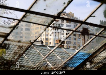 ODESA, UCRAINA - 27 MARZO 2024 - tetto della serra danneggiato da un attacco missilistico russo nel giardino botanico di Odesa I.I. Università Nazionale Mechnykov, Odesa, Ucraina meridionale. Foto Stock