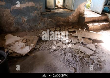 ODESA, UCRAINA - 27 MARZO 2024 - Un edificio danneggiato da un attacco missilistico russo nel giardino botanico di Odesa I.I. Mechnykov National University, Odesa, Ucraina meridionale. Foto Stock