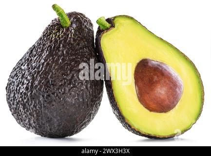 Avocado Hass e metà di avocado isolati su sfondo bianco. Foto Stock