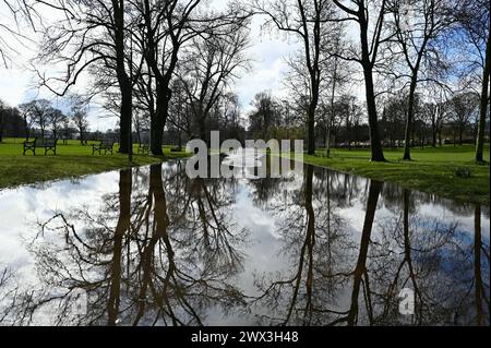 Edimburgo, Scozia, Regno Unito. 27 marzo 2024. Inondazione intorno a Inverleith Park dopo forti piogge durante la notte e nel primo pomeriggio, infine schiarirsi al sole e alcune docce. Inondazione a Inverleith Park. Crediti: Craig Brown/Alamy Live News Foto Stock